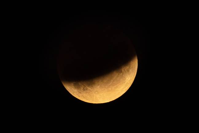 在2019年伦敦的部分eclipse期间发现了半血月亮（信贷：PA）