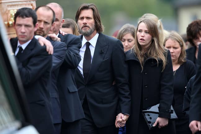 吉姆·卡里（Jim Carrey）加入前女友凯瑟里奥娜·怀特（Cathriona White）的棺材后面的送葬者。学分：PA