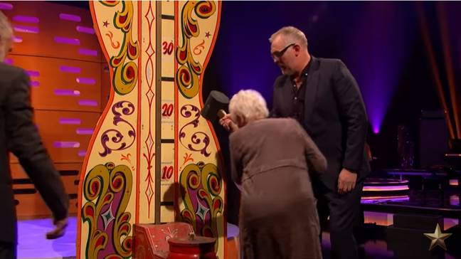 DAME Judi Dench给出了锤子挑战。信用：BBC / Graham Norton展示