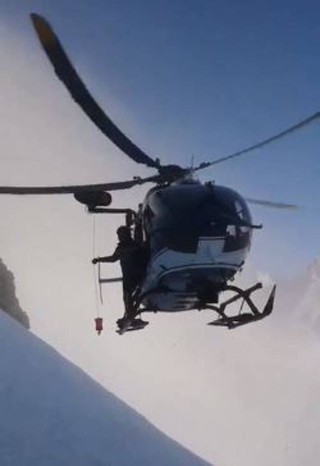直升机将救援人员备份后，将伊曼纽尔（Emmanuel）送回医院后，这架直升机恢复了起来。信用：Facebook/Nicolas derely