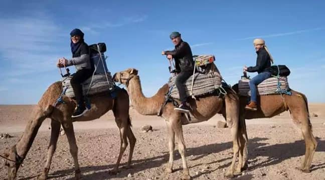 这三人从骆驼开始。图片来源：ITV
