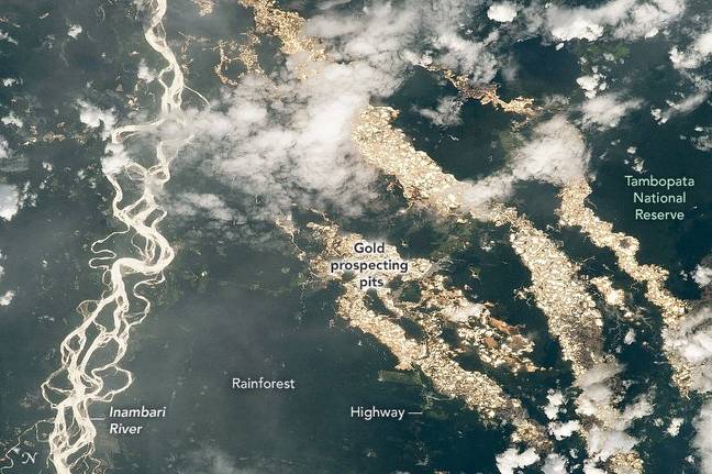 照片似乎显示通过秘鲁跑的河流。信用：美国宇航局