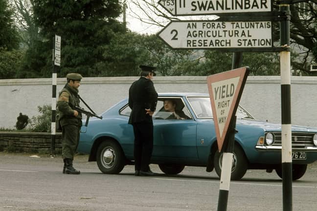 1974年在爱尔兰边境的军事检查“width=