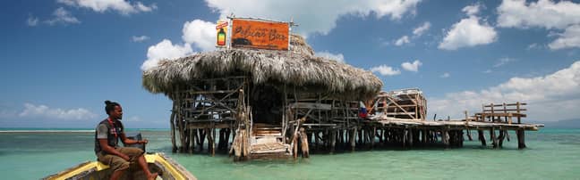 弗洛伊德（Floyd）的鹈鹕酒吧（Pelican Bar）在牙买加附近一英里处漂浮。信用：处女假期