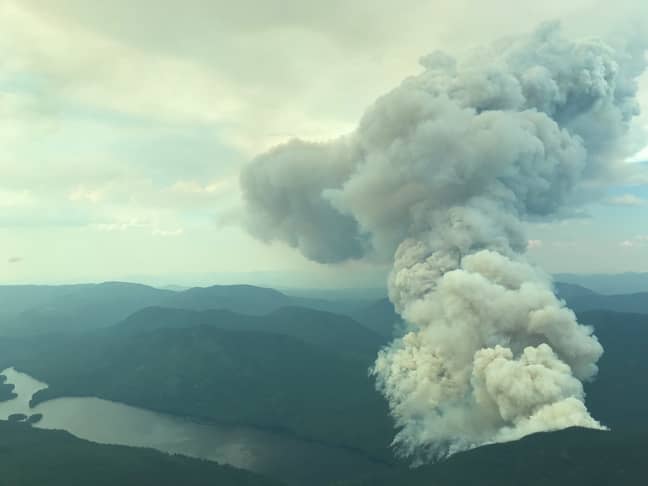 不列颠哥伦比亚省麦金利湖附近的野火。学分：不列颠哥伦比亚省野火服务“width=