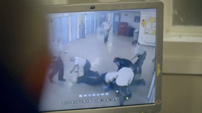 监狱官员在演出中审查了吵架的录像。信用：第4频道/监狱“loading=