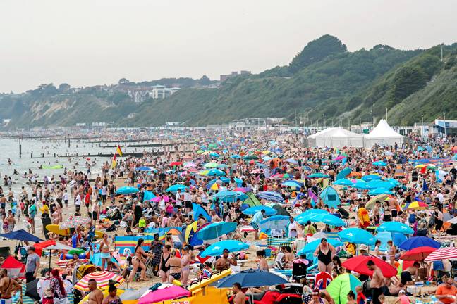 在英国的海滩，当温度记录7月最热的7月份记录时。信用：PA