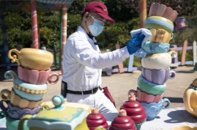 公园将经常进行消毒。学分：上海迪士尼乐园