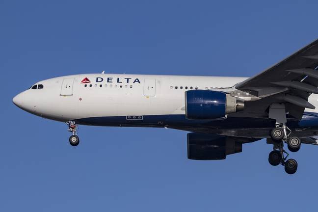据报道，达美航空的一名乘客最近试图在飞行途中打开飞机舱门。贷方：PA