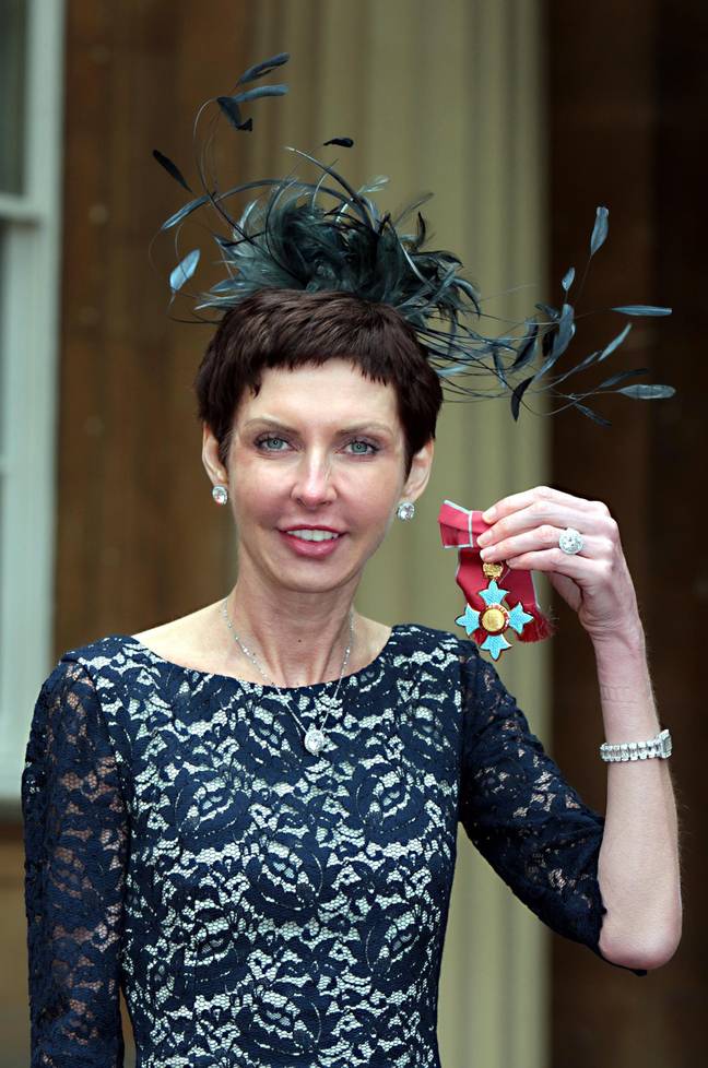 丹尼斯·科茨和她的英帝国司令勋章(CBE)，该勋章于2012年由威尔士王子颁发。信贷:爸爸