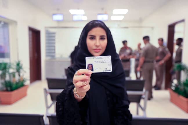 Esraa Albuti展示了她的新许可证。信用：PA