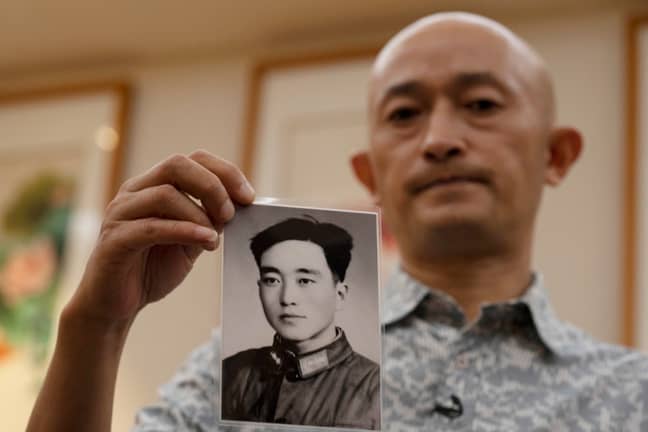 张海（张海）失去了他的父亲，到19岁。他的照片拿着他父亲年轻时的照片。信用：PA