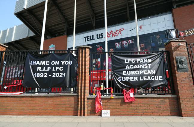 横幅也被竖立在利物浦的安地菲尔德体育场外。信用：PA