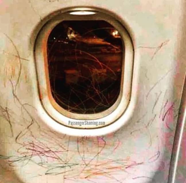 一个孩子在窗户上（以及周围）绘制的另一个例子。学分：Instagram/Pastengershaming