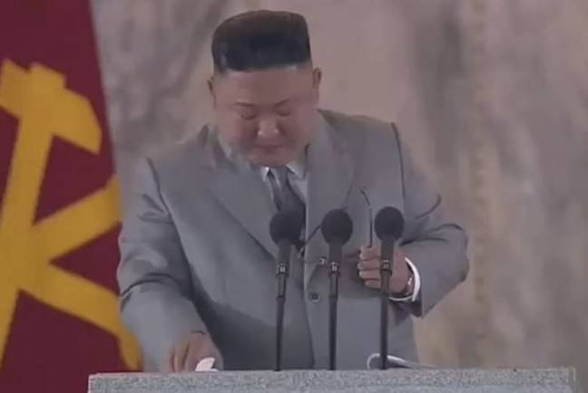 Kim在演讲中被擦掉了泪流满面。信贷：Paektusan革命军队