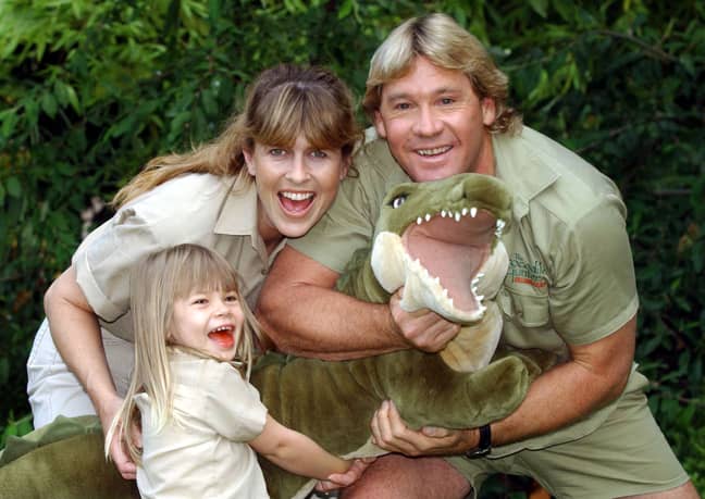“鳄鱼猎人”史蒂夫·欧文（Steve Irwin）与特里（Terri）和宾迪（Bindi）。学分：PA“width=