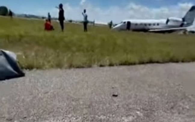 这架飞机在跑道旁边的草地上掉了。学分：Instagram/Gervonta Davis