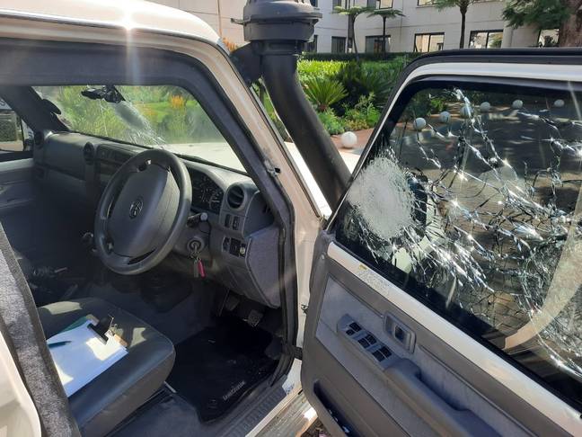 汽车的窗户被子弹打碎了。信贷:推特