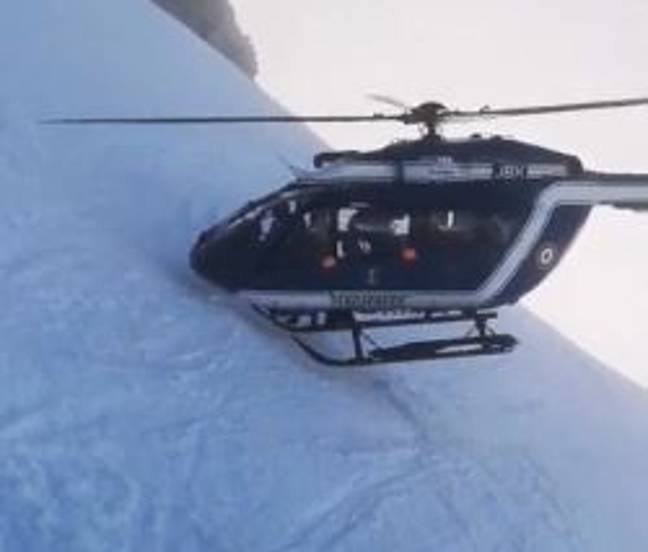 直升机降落在距离山坡附近的叶片上。信用：Facebook/Nicolas derely