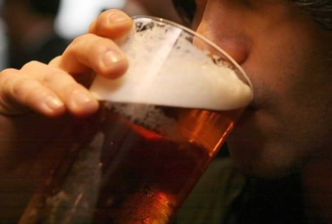 专家警告说，放弃饮酒可能更有害。信用：PA