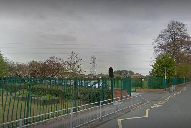 圣巴塞洛缪（St Bartholomew）的学校位于雷希尔（Rainhill），附近的汽车停在那里。信用：Google地图