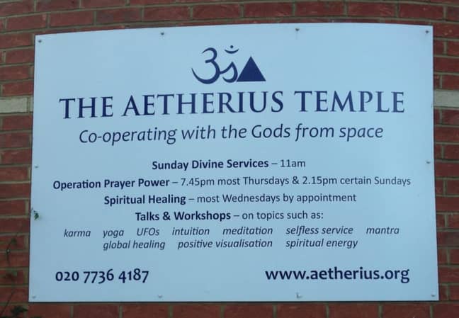 在富勒姆广告服务的Aetherius寺庙外的一个标志。