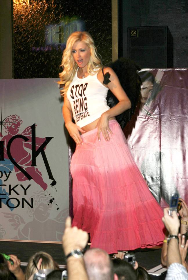 巴黎希尔顿在2005年的姐妹尼基时尚发布的真正T恤。克里斯蒂娜壳/ Filmmagic通过Getty Images“width=