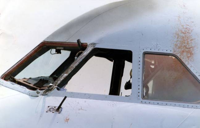 英国航空公司BAC 1-11的驾驶舱，缺少两个窗户。信用：Murray Sanders/Daily Mail/Shutterstock