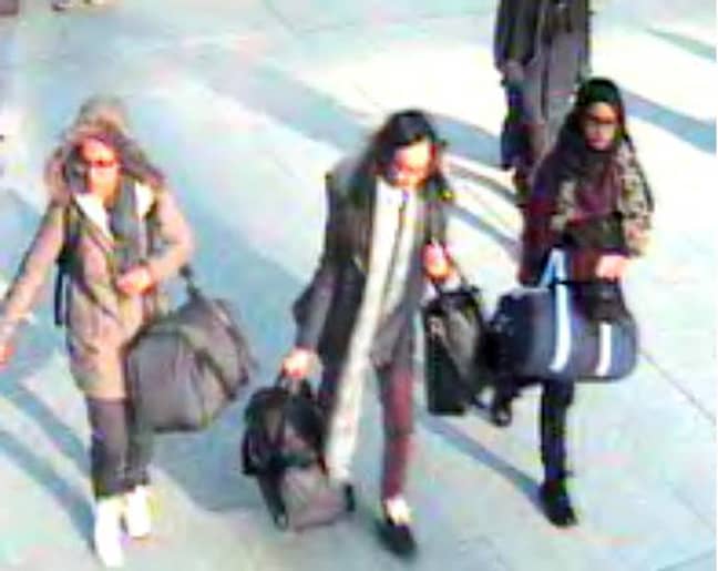 （L-R）15岁的Amira Abase，16岁的Kadiza Sultana和15岁的Shamima Begum，2015年2月在盖特威克机场。