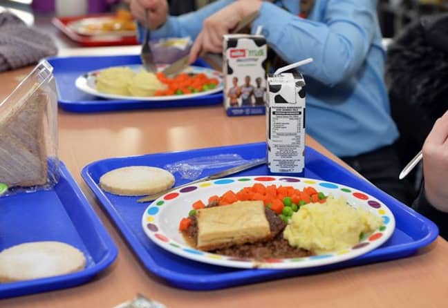一所兰开夏郡学校的孩子们正在用午餐来享用冷餐。信用：男性媒体
