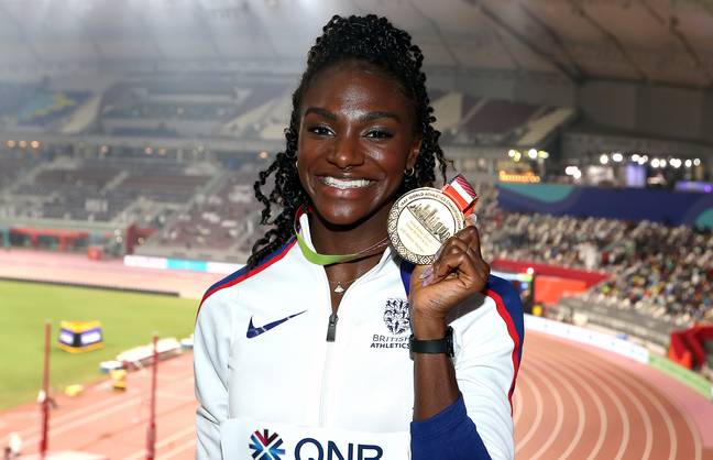 在2019年多哈举行的世界田径锦标赛第7天，Dina Asher-Smith获得了女子200米决赛的金牌。(来源:PA)