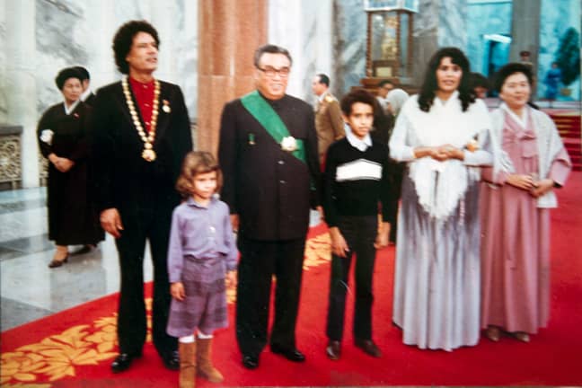 Muammar Gaddafi（L）和他的家人（儿童Aisha和Saif El Islam，妻子Safiya）与已故的朝鲜领导人Kim Il Sung合影。信用：PA