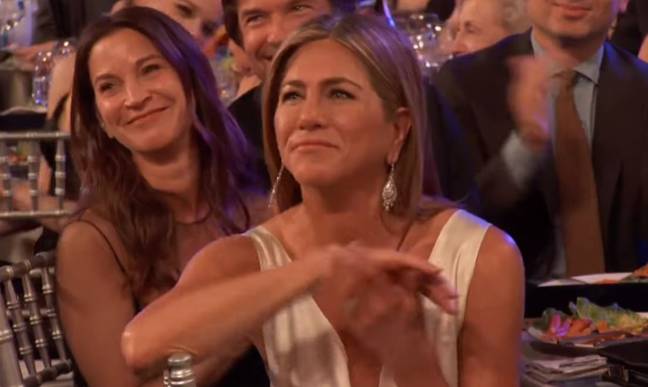詹妮弗·安妮斯顿（Jennifer Aniston）拍了拍布拉德（Brad）的笑话。信用：TNT
