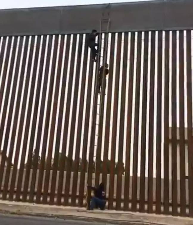 警方证实，翻墙的人是一名16岁的墨西哥男性。信贷:Twitter / J。奥马尔Ornelas