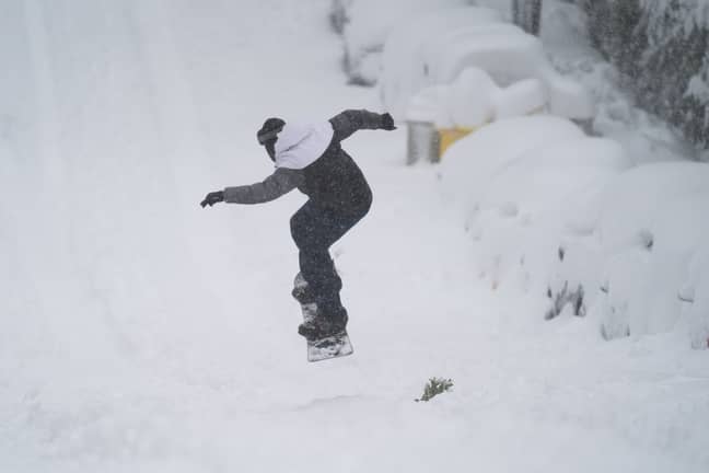 一名男子在1月9日（1月9日）在马德里骑单板滑雪。信用：PA