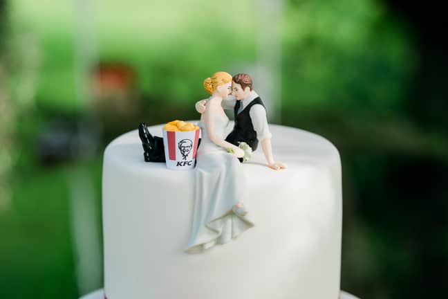 这对夫妇以肯德基为主题的婚礼蛋糕。学分：肯德基