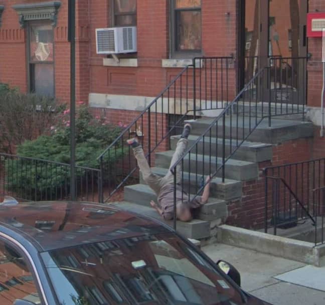 这个小伙子不是最好的一天。信用：Google Street View