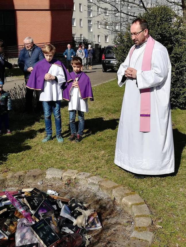 牧师和祭坛男孩帮助烧书。信用：CEN / @ SMSZNIEBA