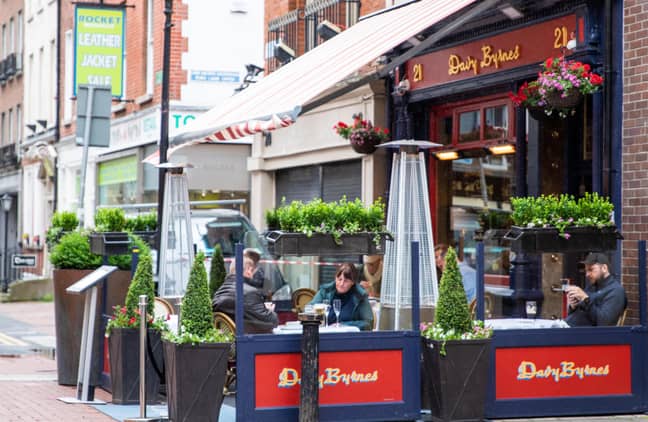 人们于6月29日在爱尔兰都柏林重新开放的酒吧外用餐。信用：PA“width=