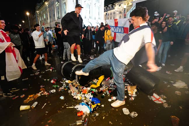 决赛结束后，英格兰球迷在垃圾箱上愤怒。信用：PA