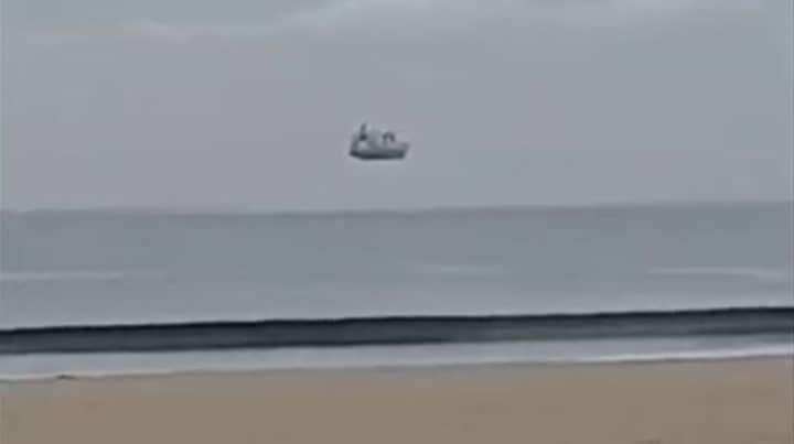 光学幻觉使它看起来好像船在海上漂浮“width=