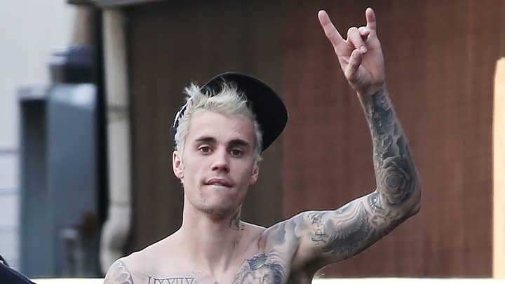 贾斯汀·比伯（Justin Bieber）脱掉以展示令人印象深刻的纹身系列