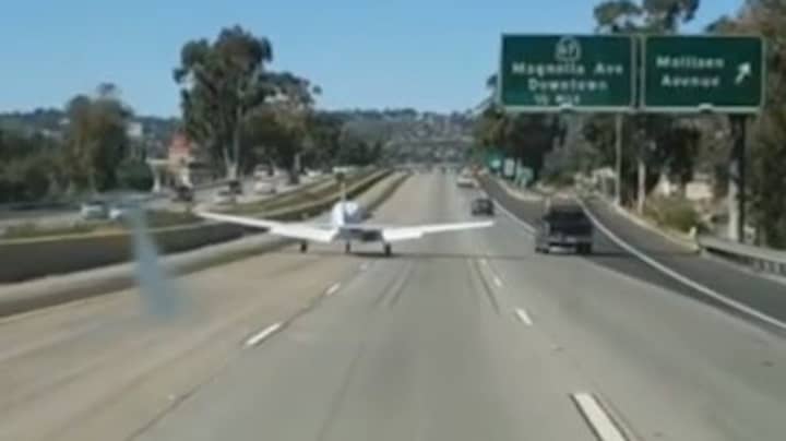 飞机被迫在加利福尼亚高速公路上紧急降落“width=