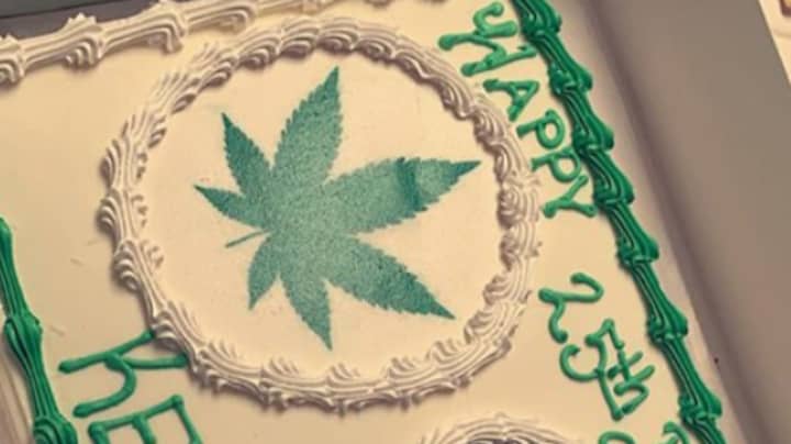 妈妈为女儿的生日要求“ Moana”蛋糕，但以大麻为主题的蛋糕