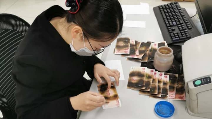 中国妇女核武器中的钞票，以“消毒”冠状病毒法案