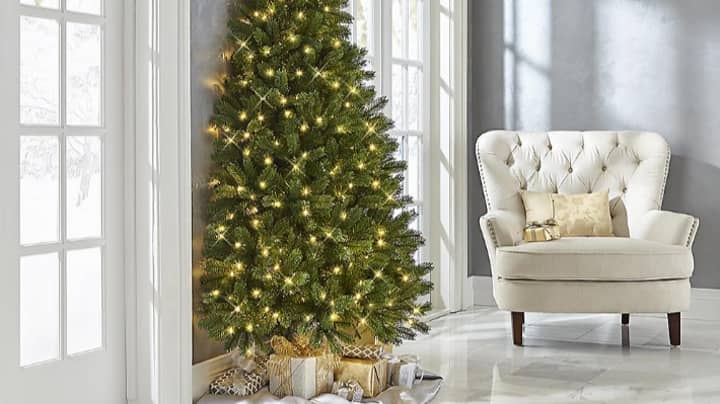如果您不想装饰完整的圣诞树，可以购买一半的圣诞树“width=