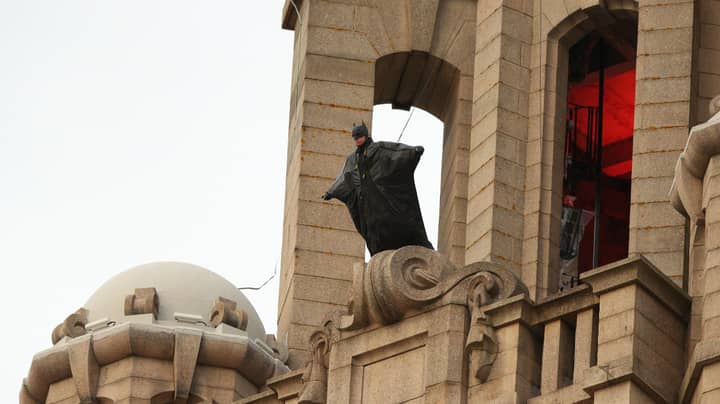 蝙蝠侠在利物浦的肝脏大楼顶部发现拍摄继续