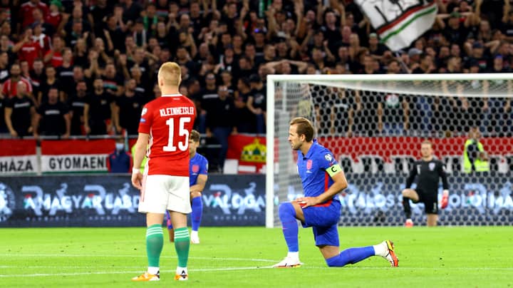 英格兰球员在匈牙利的世界杯预选赛中屈膝后嘘了