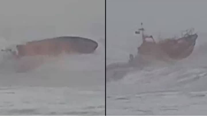 RNLI救生艇船员几乎倾斜，因为他们在Storm Ciara期间为拯救冲浪者而战斗