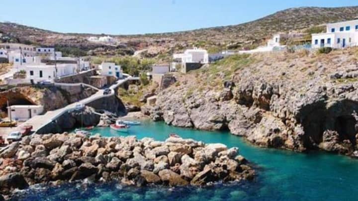 希腊岛的反tikythira岛将每月支付每月的工资和土地，居住在那里